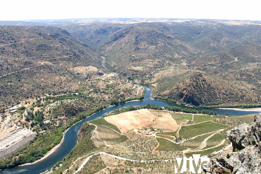 Vista de la desembocadura del Huebra en el Duero desde el Penedo Durao