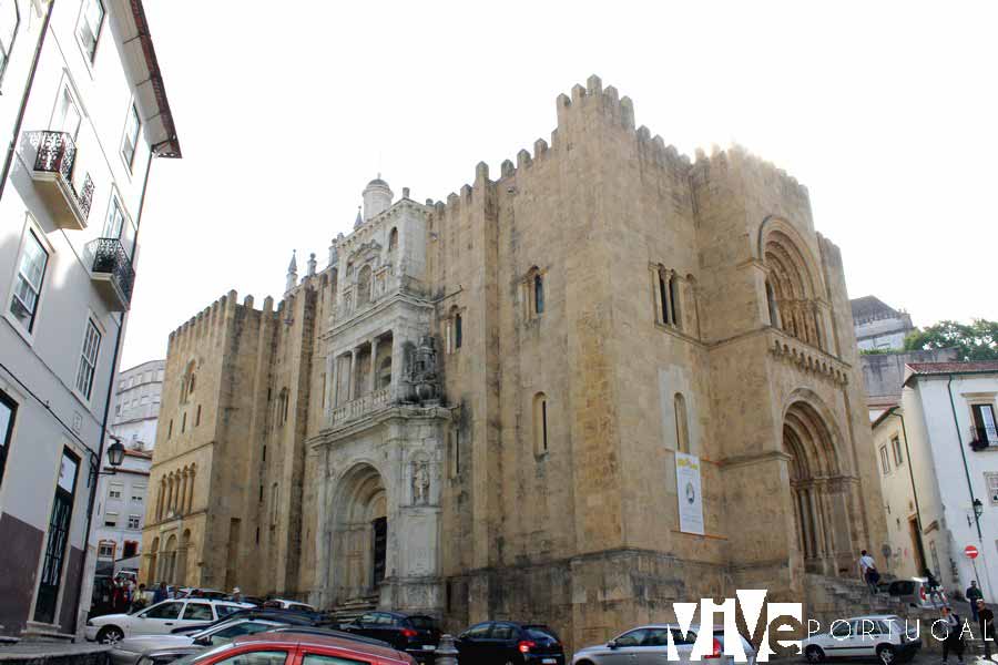 Fachada de la Sé Velha que visitar en Coímbra