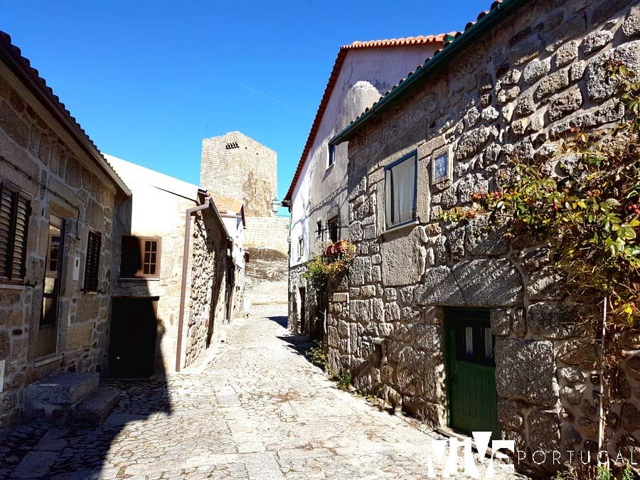 Vista del Castillo desde una calle de Linhares