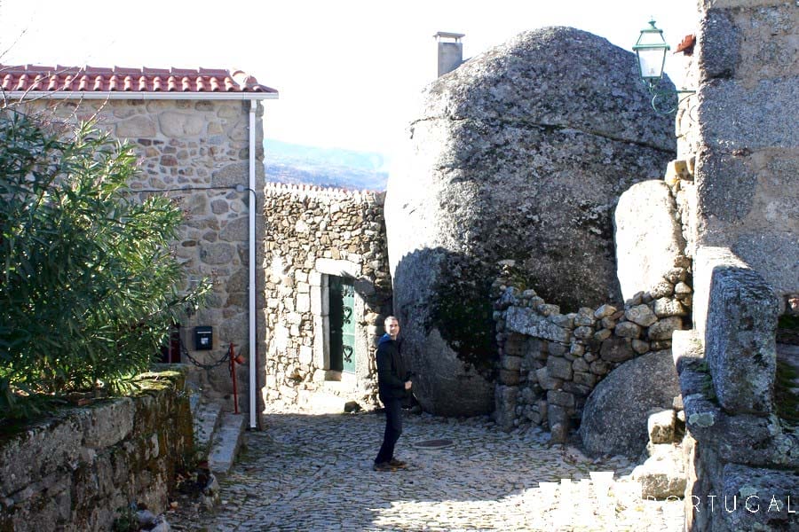 Viviendas construidas en la roca granítica