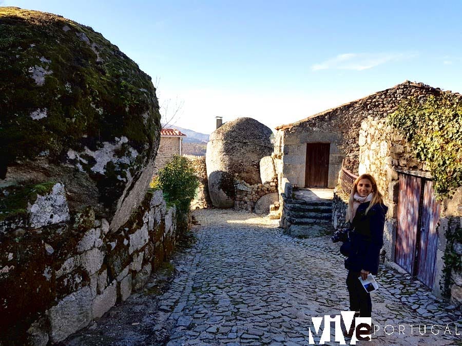 Calle con varias viviendas incrustadas en la roca Linhares da Beira