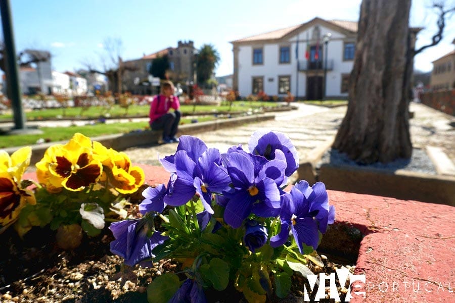 Jardín junto a la Cámara Municipal de Figueira de Castelo Rodrigo