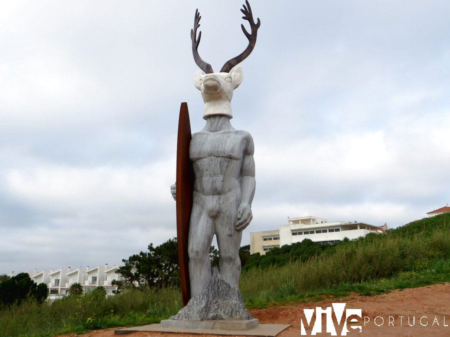 Ciervo con cuerpo de surfista junto al Farol da Nazaré