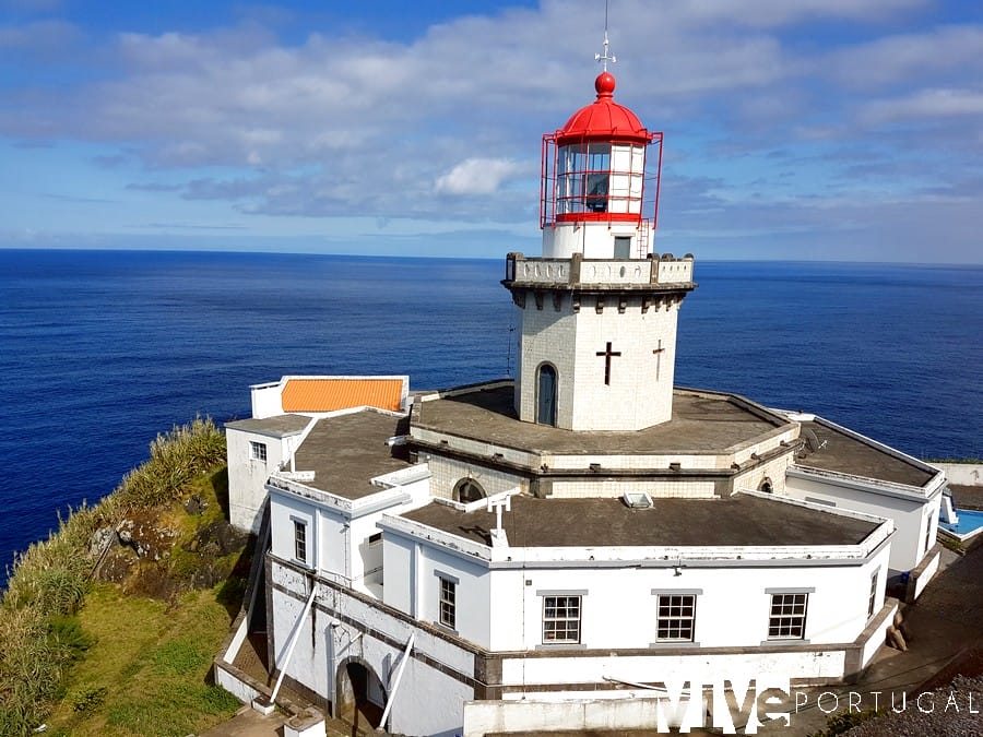 Faro de la Ponta do Arnel en la isla de São Miguel