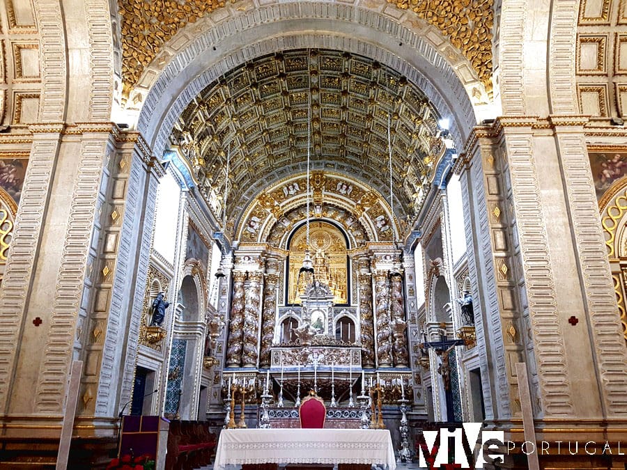 Altar mayor de la igreja de Nossa Senhora da Nazaré