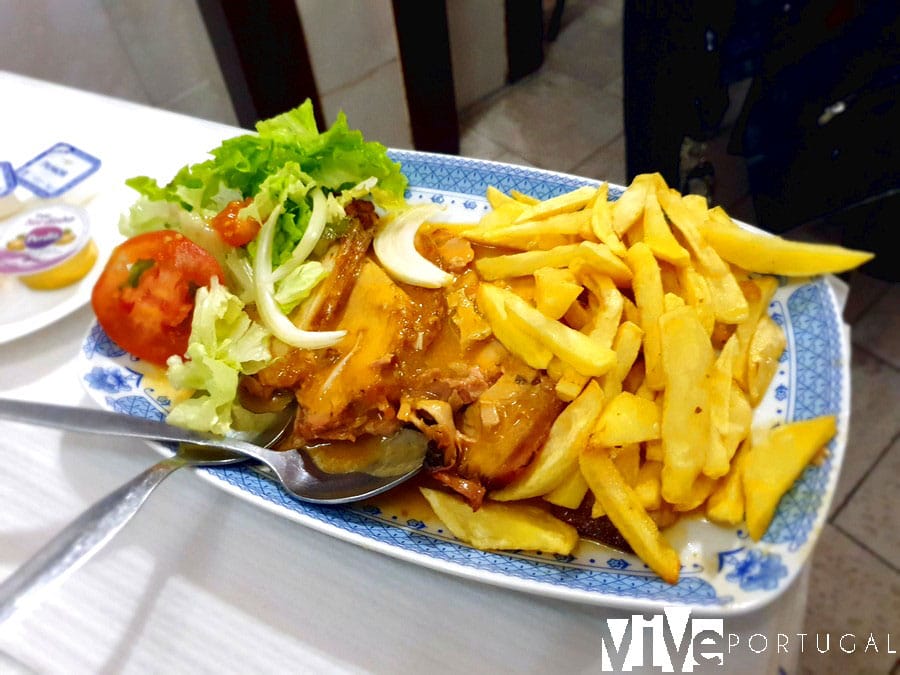 Pierna de cerdo al horno con salsa del restaurante Os Elvenses