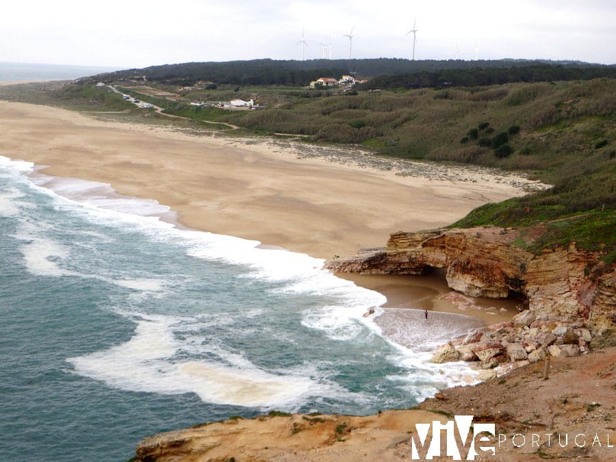 Vista de la praia do Norte, en absoluta calma qué ver en Nazaré