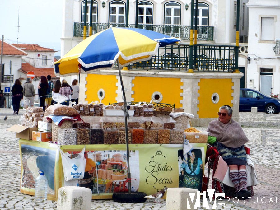 Puesto de frutos secos en el Sítio qué ver en Nazaré