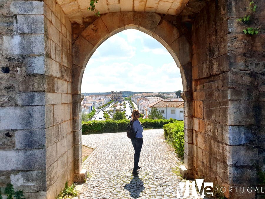 Murallas del castillo con la praça da República al fondo