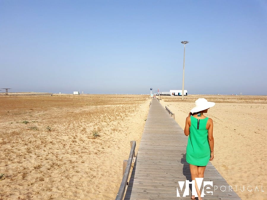 Una de las pasarelas de la praia da Claridade