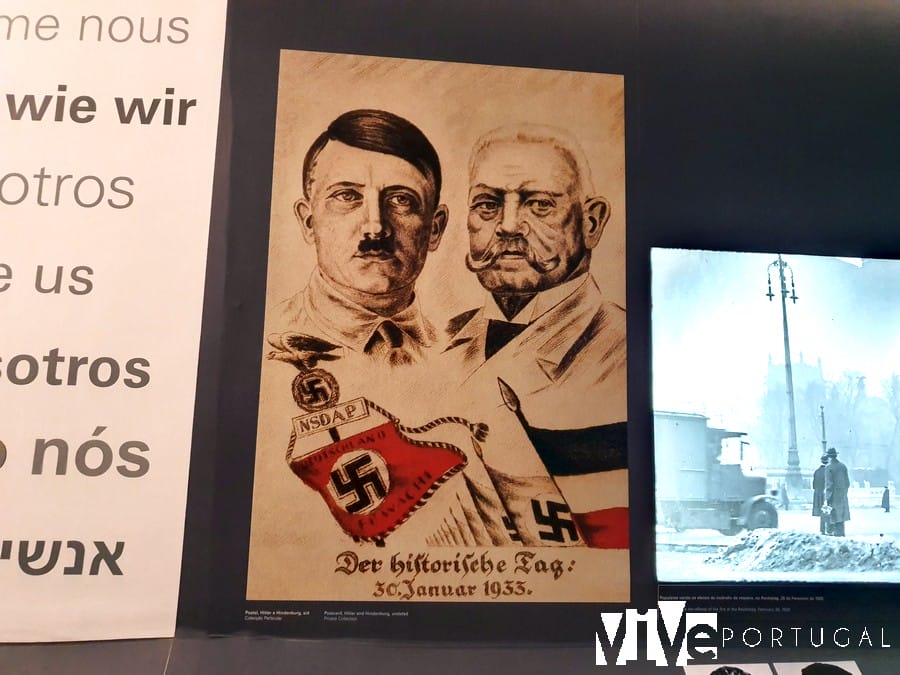 Uno de los carteles que muestra a Hitler en el museo Fronteira da Paz