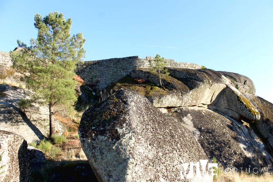 Murallas del castelo de Moreira de Rei