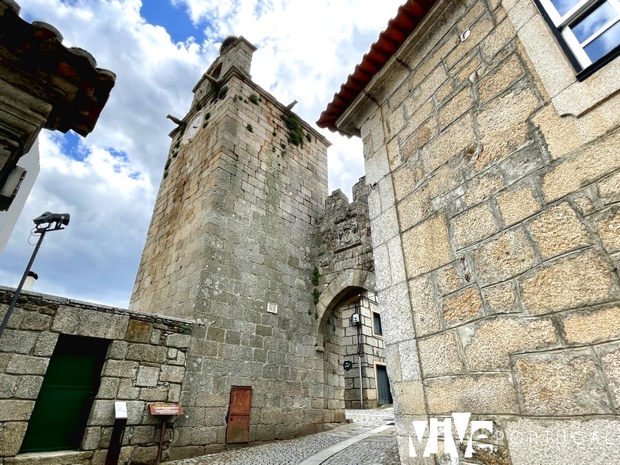 Torre sineira e Porta da Vila