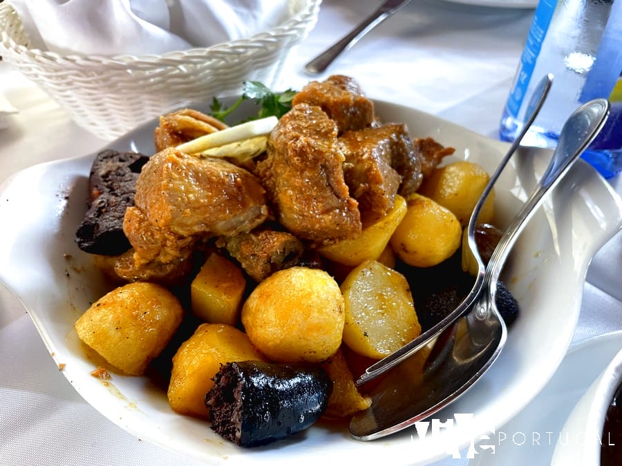 Carne que acompaña al arroz de sarrabulho