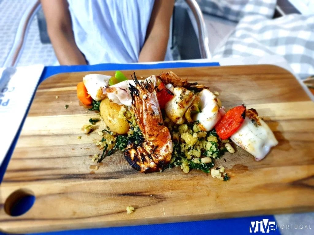 Espetada de calamares y gambas de Peixe na Costa