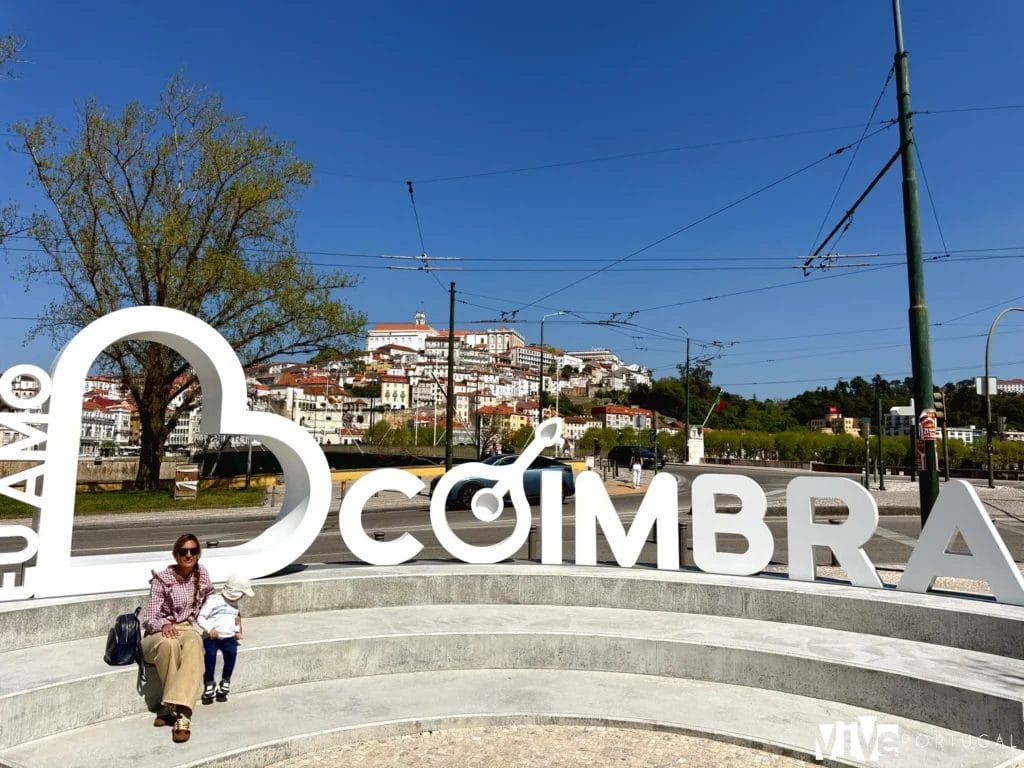 Letras de Coímbra junto al puente de Santa Clara