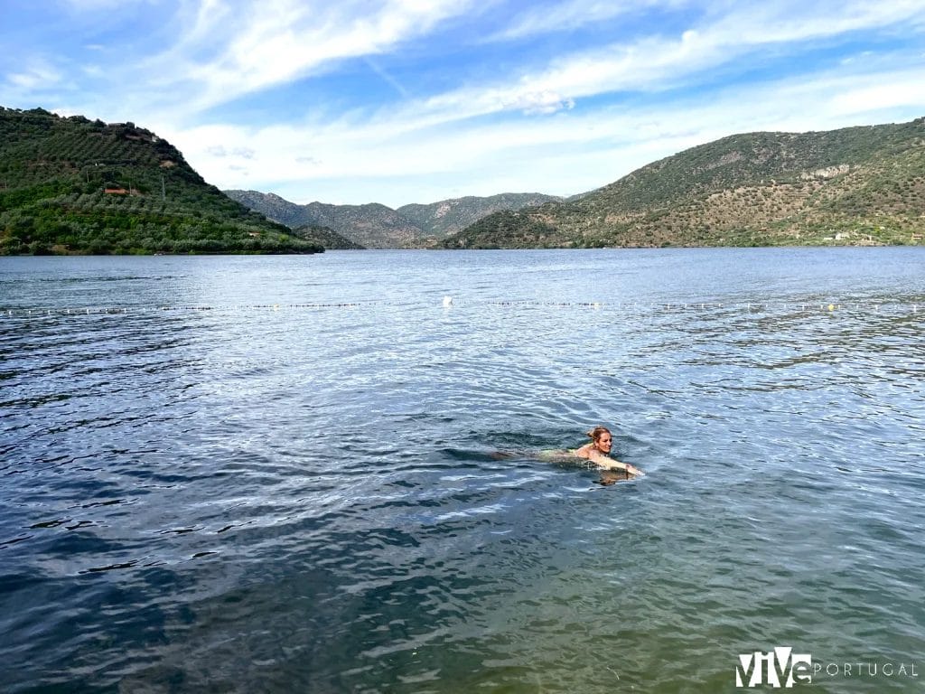 Nadando en la playa de la Congida