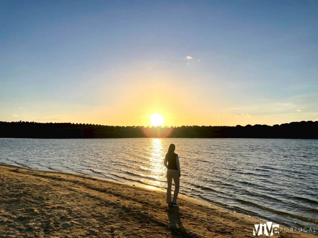 Atardecer en la playa de Alqueva