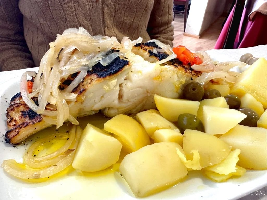'Bacalhau assado' de O Mirandês' comer en miranda do douro