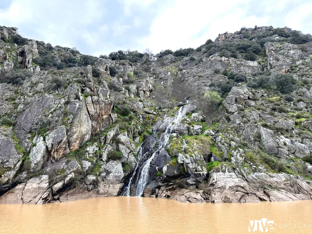 Cascada de Mangoeiro en la peña del Oso