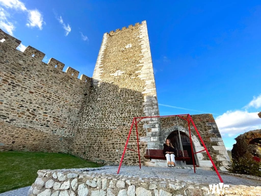 Columpio en el exterior del castillo de Portel