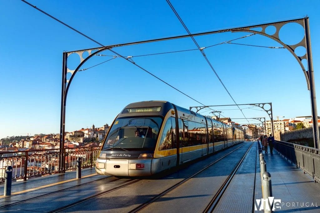 Metro de Oporto a su paso por el puente Luís I