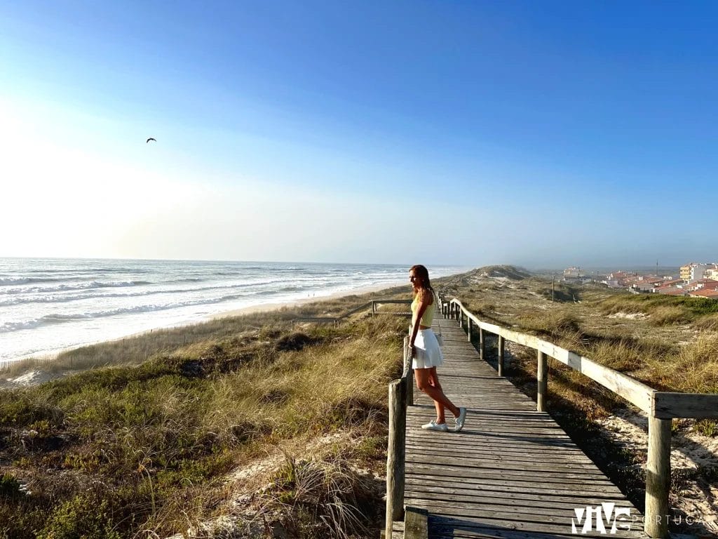 Pasarela que parte de la vertiente norte de la playa de Mira