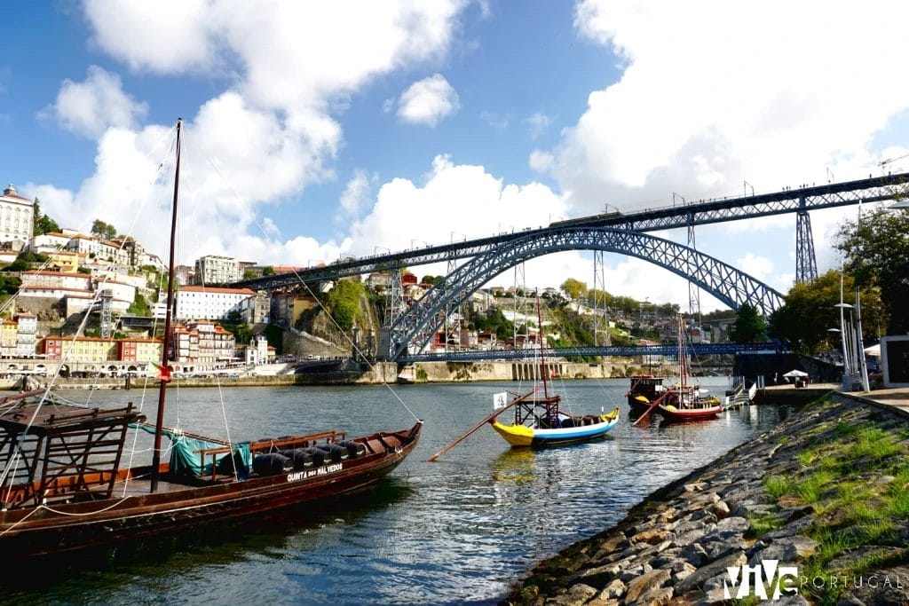 Rabelos en el Douro y puente Luís I desde Gaia
