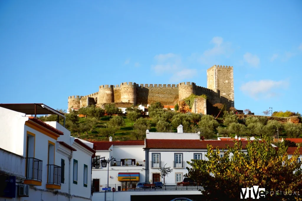 Vista del castillo de Portel desde el casco urbano