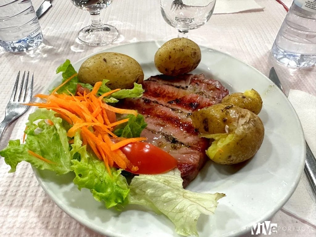 Lomo de atún con salsa verde de O Cartaxinho