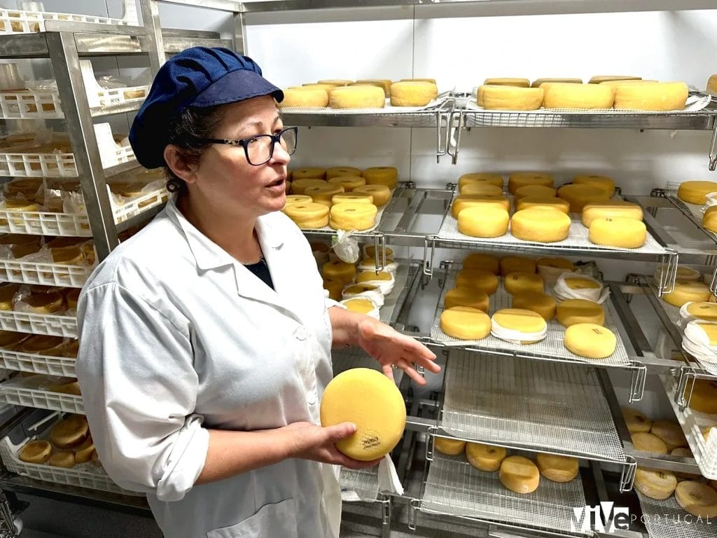 Ana Paula con un queso ya listo para consumir