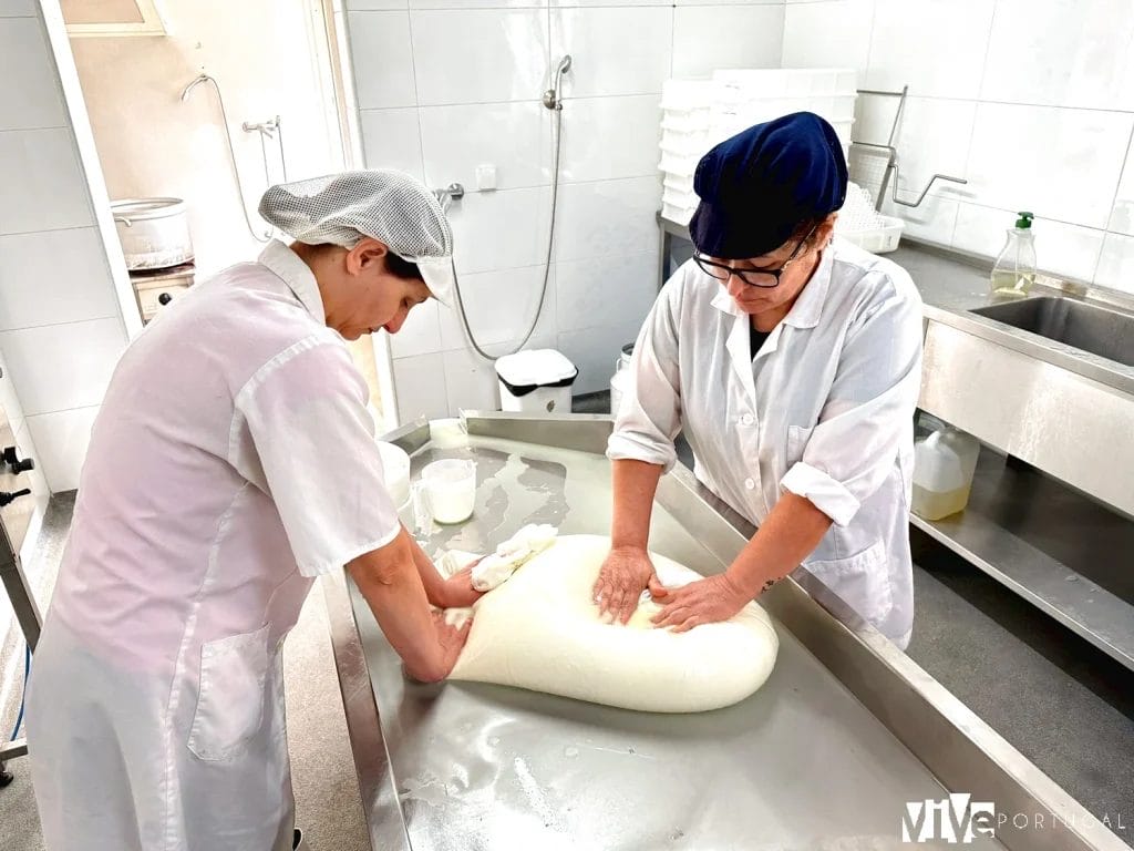 Proceso de extracción del suero en la Queijaria dos Lameiras