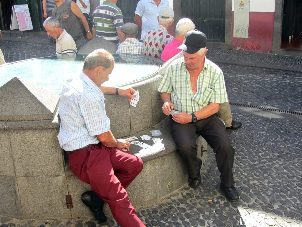 Jugando a los naipes en Câmara de Lobos