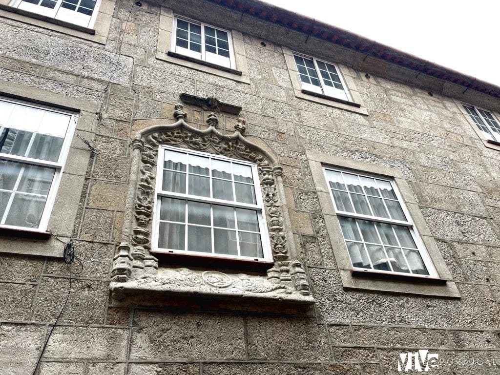 Ventana manuelina en un edificio de Guarda