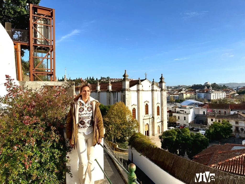 Ascensor y Sé de Leiria al fondo