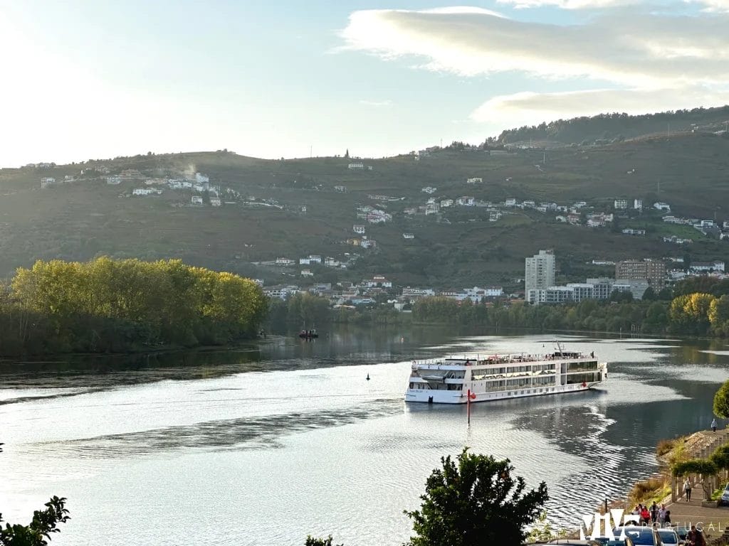 Un crucero navegando por el Douro a su paso por Régua