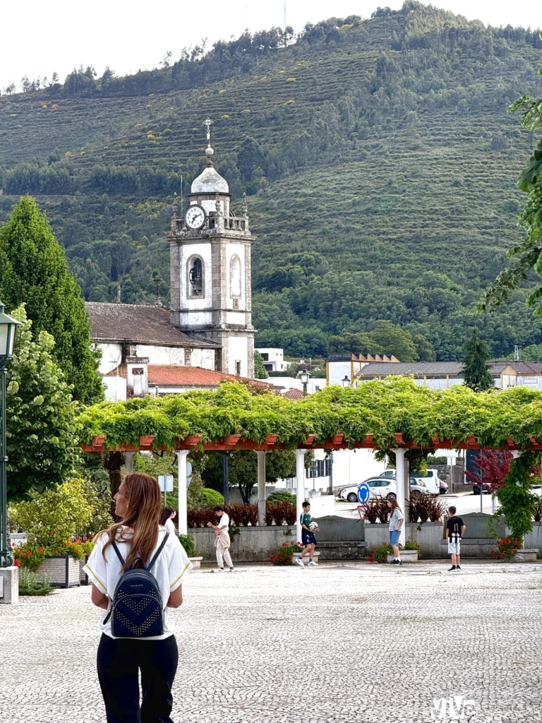 Jardim de Mesão Frio e iglesia de São Nicolau
