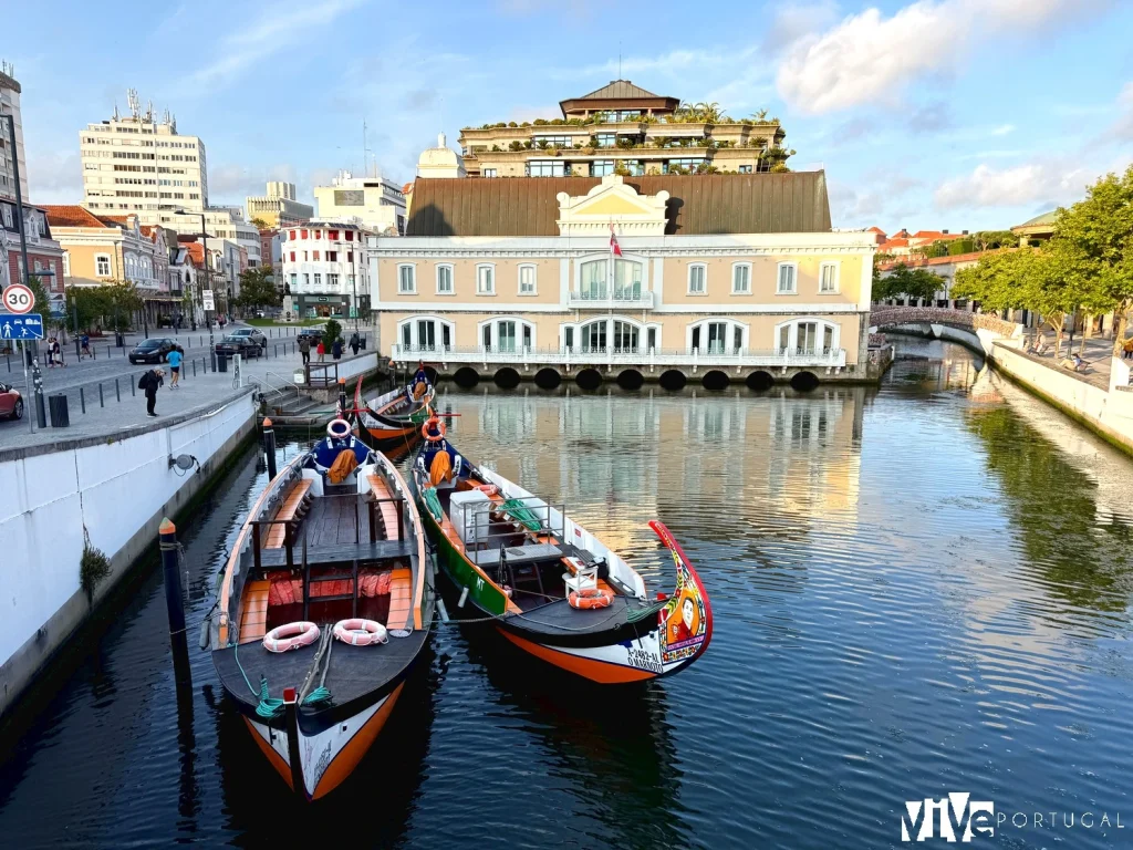 'Moliceiros' ante el edificio de la antigua Capitanía de Aveiro