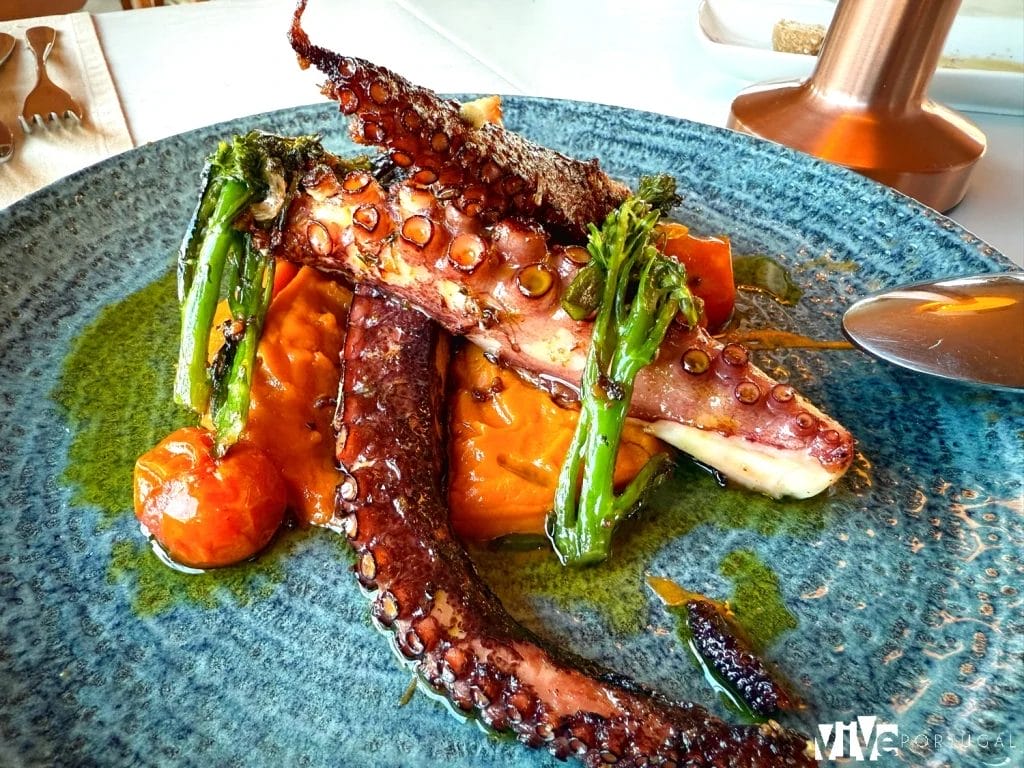 Delicioso pulpo a la brasa del restaurante de Cherry Sculpture Hotel