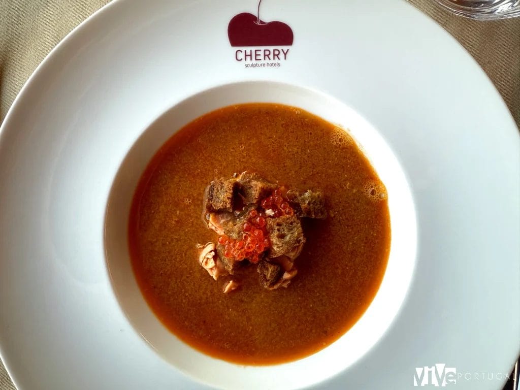 Una original sopa de trucha del restaurante del hotel