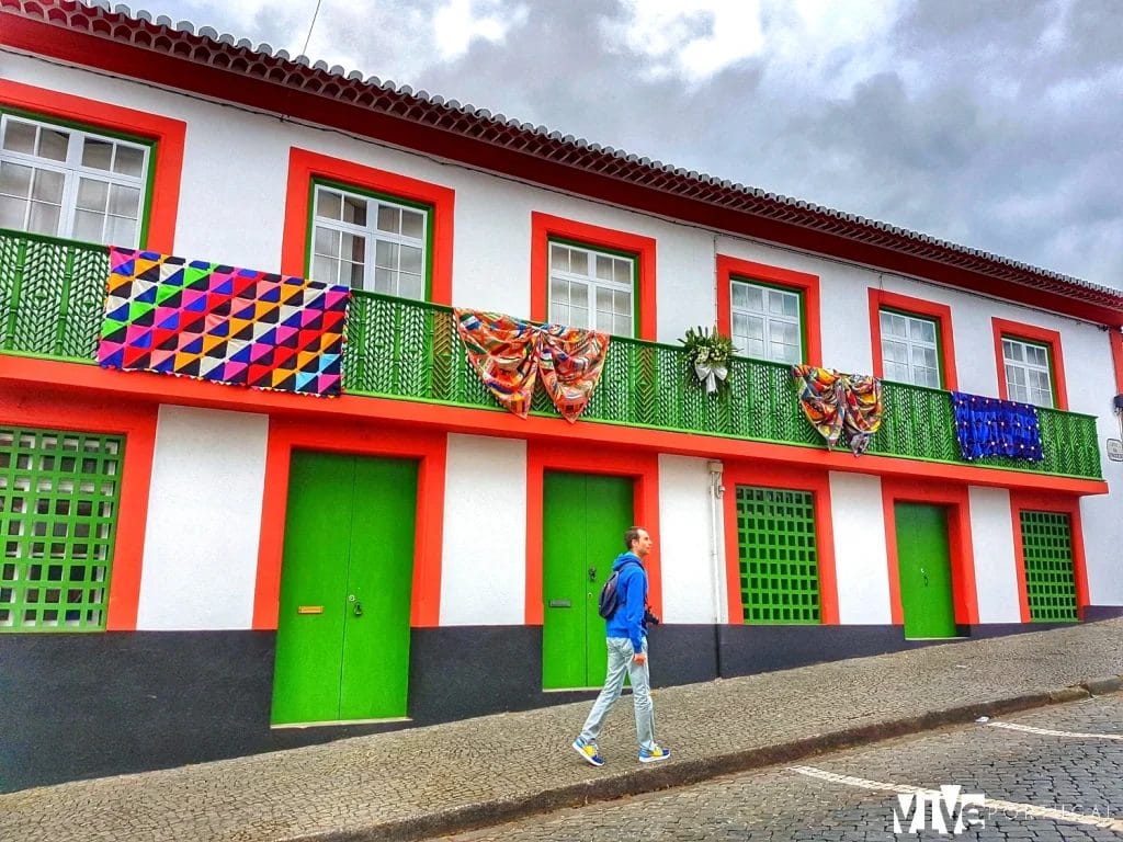 Una colorida calle de Angra