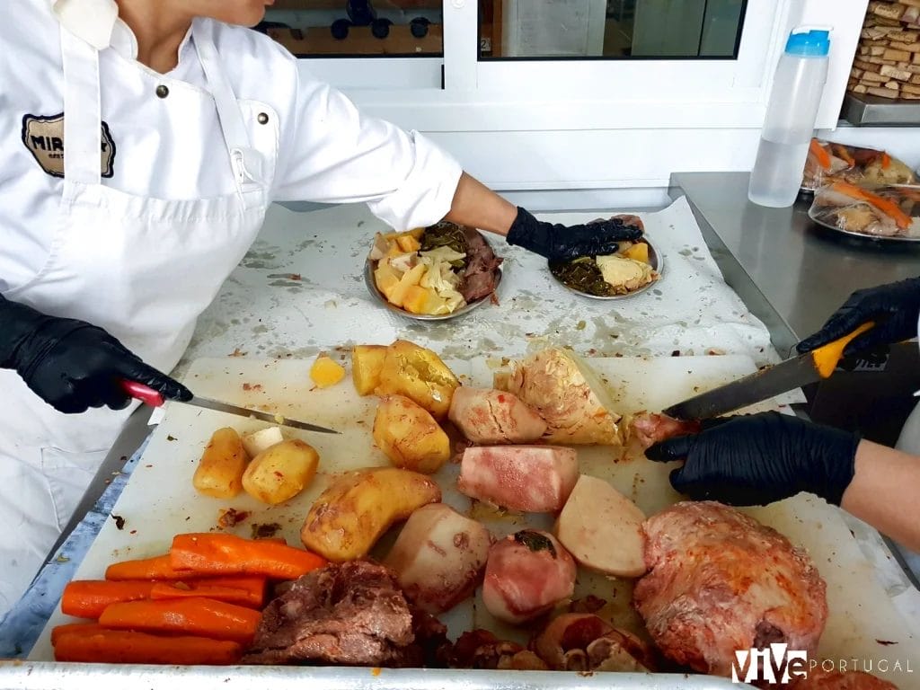 Preparación del cocido das Furnas