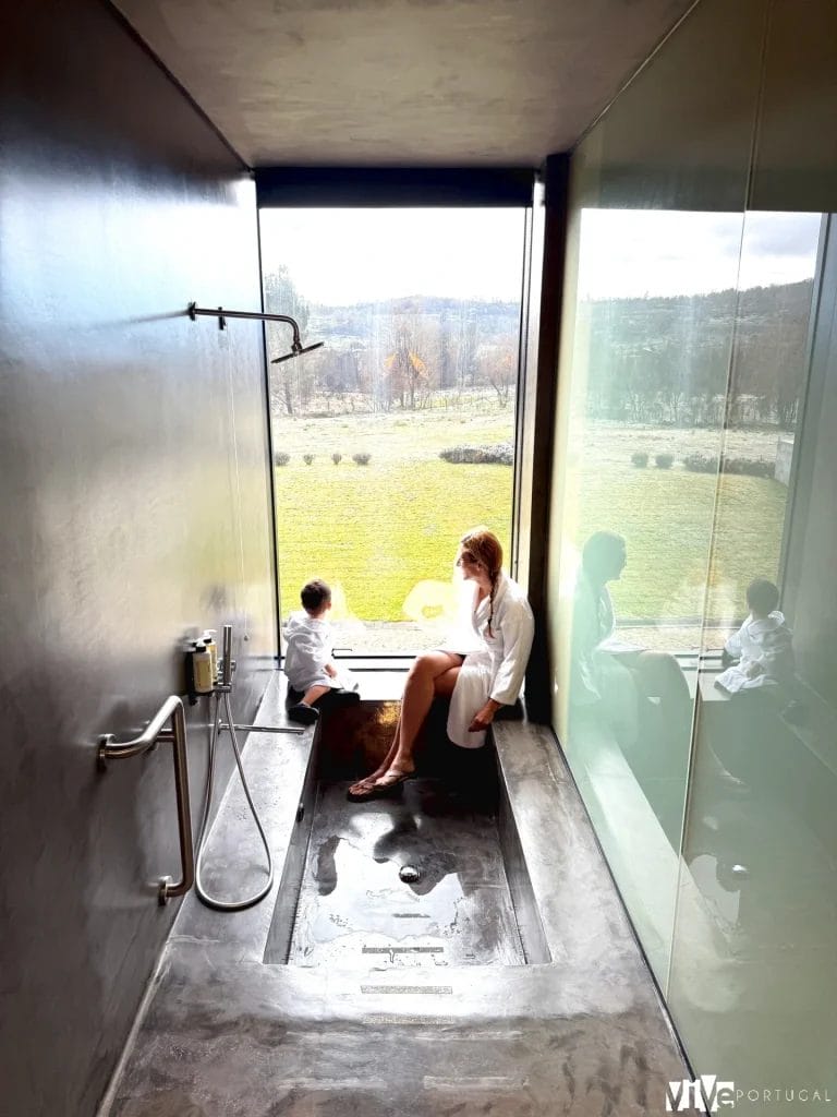 Baño con ventana de suelo a techo