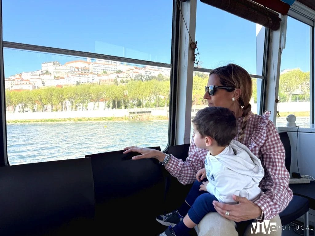 Vista desde el interior del barco panorámico