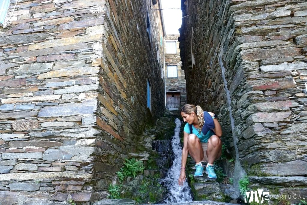 Levada, canalización que conduce el agua por las calles del pueblo